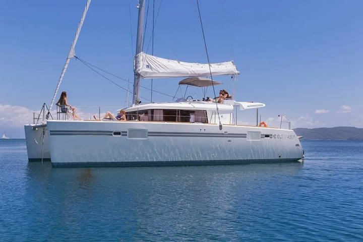 Lagoon 450 gin tonic catamaran sailing yacht - Exterior view | Vernicos Yachts